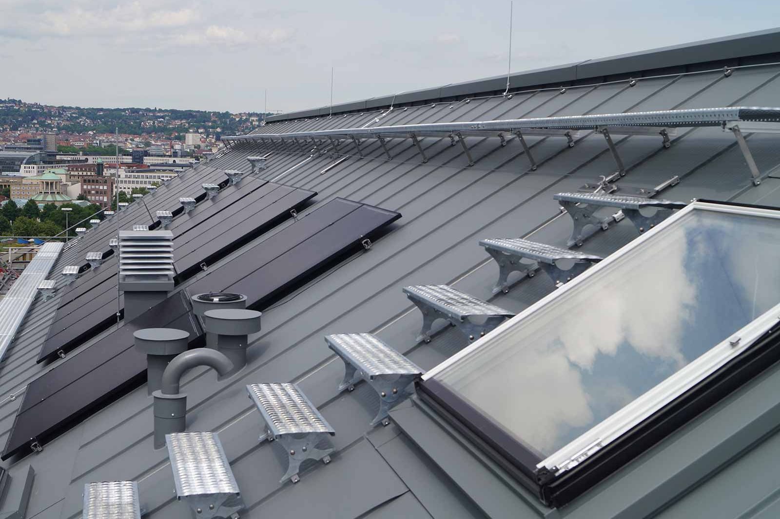 Wartungsweg und Stufen auf Steildach