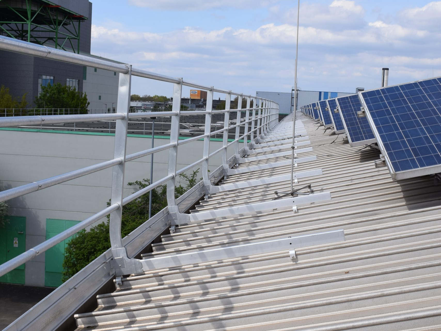 Dachgel&auml;nder auf Rundfalz