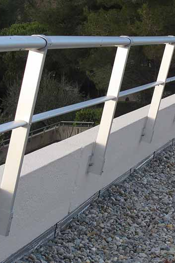 Geneigtes Gel&auml;nder an Attika