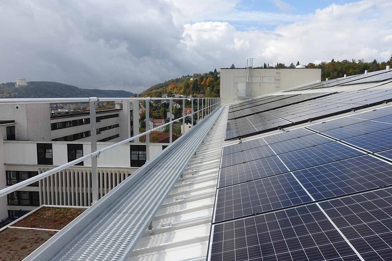 Absturzsicherung auf Stehfalzdach in Form von Laufsteg mit Gelaender