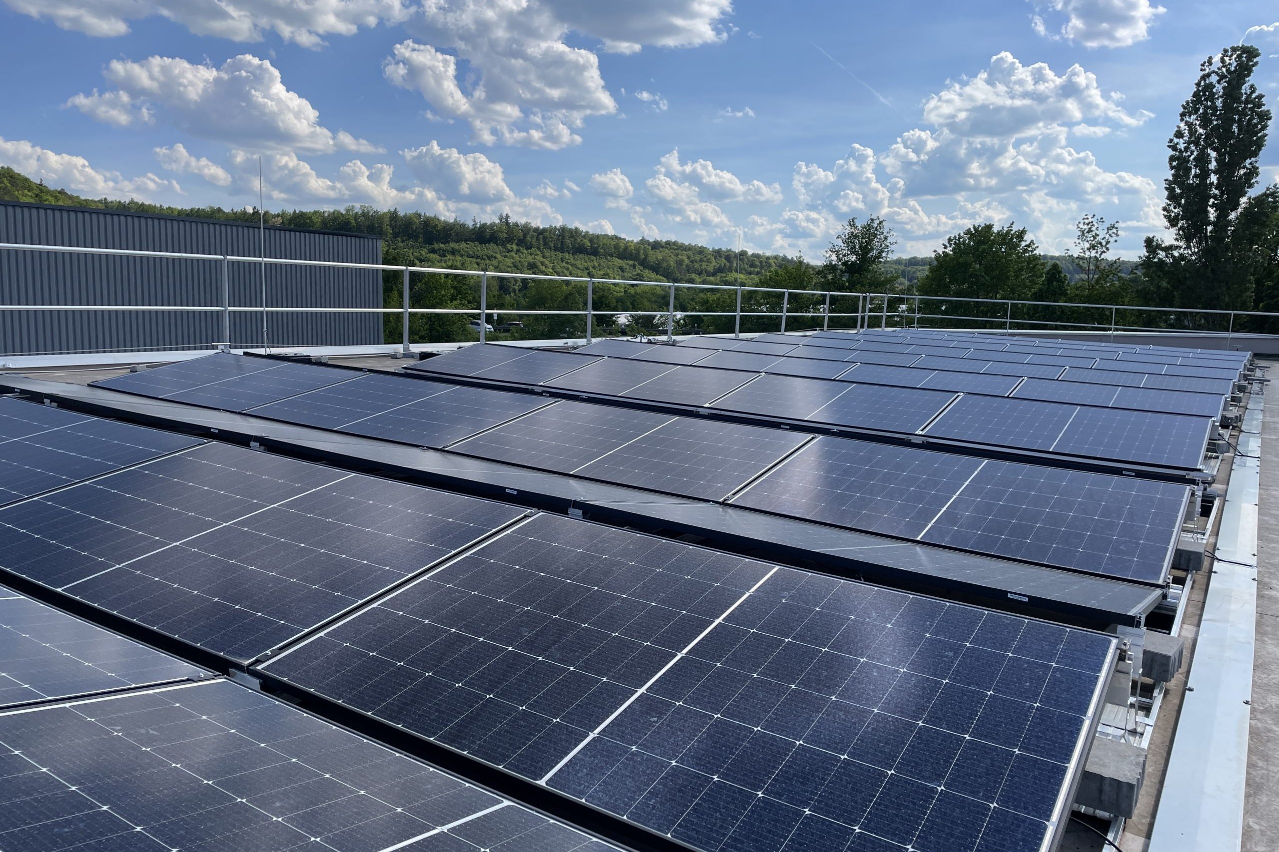 Dachgeländer und PV-Anlage