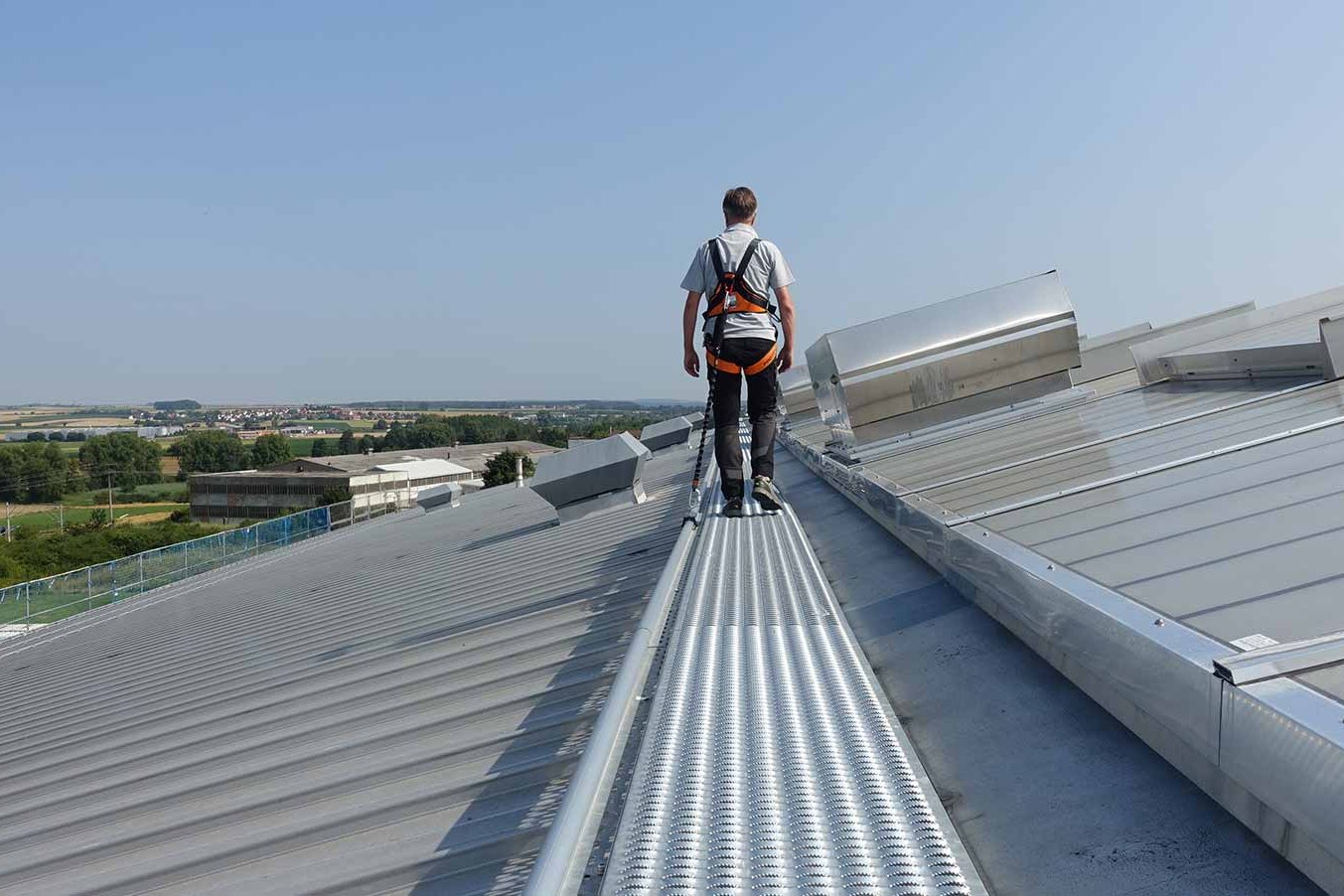 Wartungsweg mit Anschlageinrichtung auf Metalldach